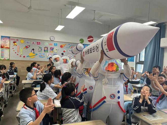 手绘太空乐园、拼装火箭模型武汉一小学中国航天日活动太“硬核”了(图1)