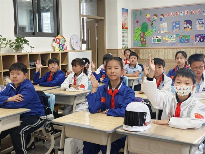 手绘太空乐园、拼装火箭模型武汉一小学中国航天日活动太“硬核”了(图3)