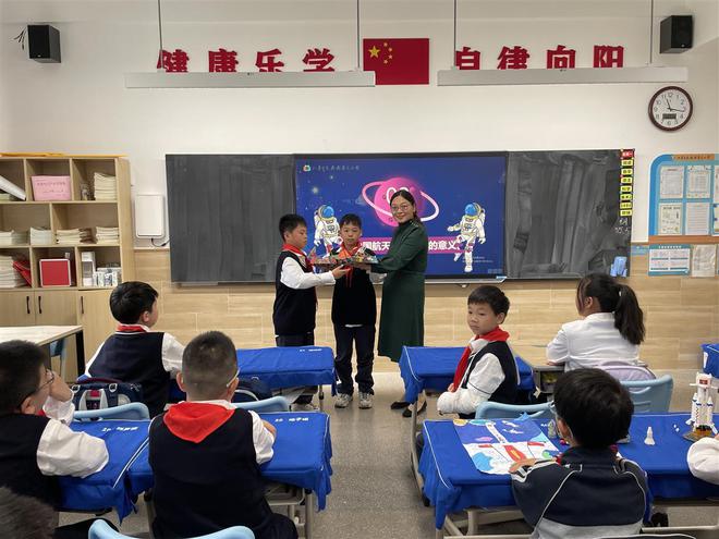 手绘太空乐园、拼装火箭模型武汉一小学中国航天日活动太“硬核”了(图2)