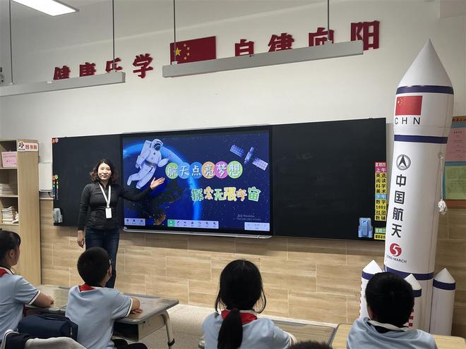 手绘太空乐园、拼装火箭模型武汉一小学中国航天日活动太“硬核”了(图4)