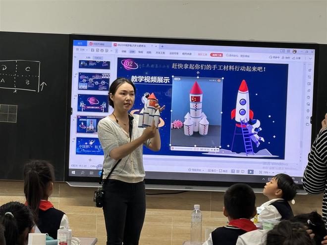 手绘太空乐园、拼装火箭模型武汉一小学中国航天日活动太“硬核”了(图5)