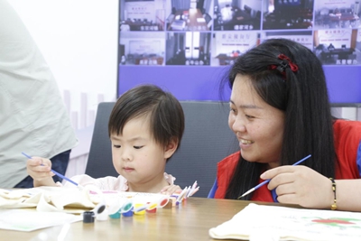 浉河区老城街道开展“巧手绘文明·环保‘袋’回家”六一主题活动(图1)