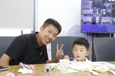 浉河区老城街道开展“巧手绘文明·环保‘袋’回家”六一主题活动(图3)