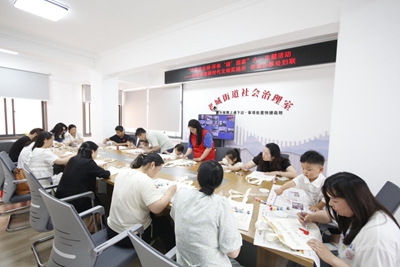 浉河区老城街道开展“巧手绘文明·环保‘袋’回家”六一主题活动(图4)