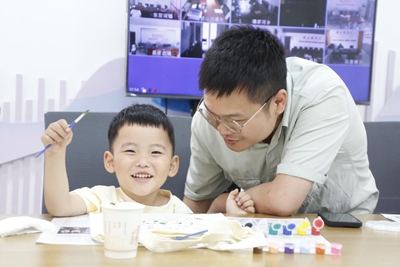 浉河区老城街道开展“巧手绘文明·环保‘袋’回家”六一主题活动(图2)