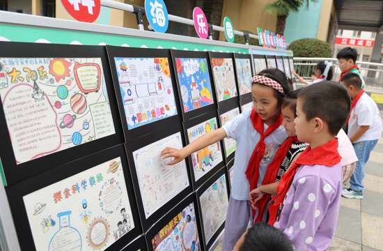 荆门：手绘科学梦校园展风采