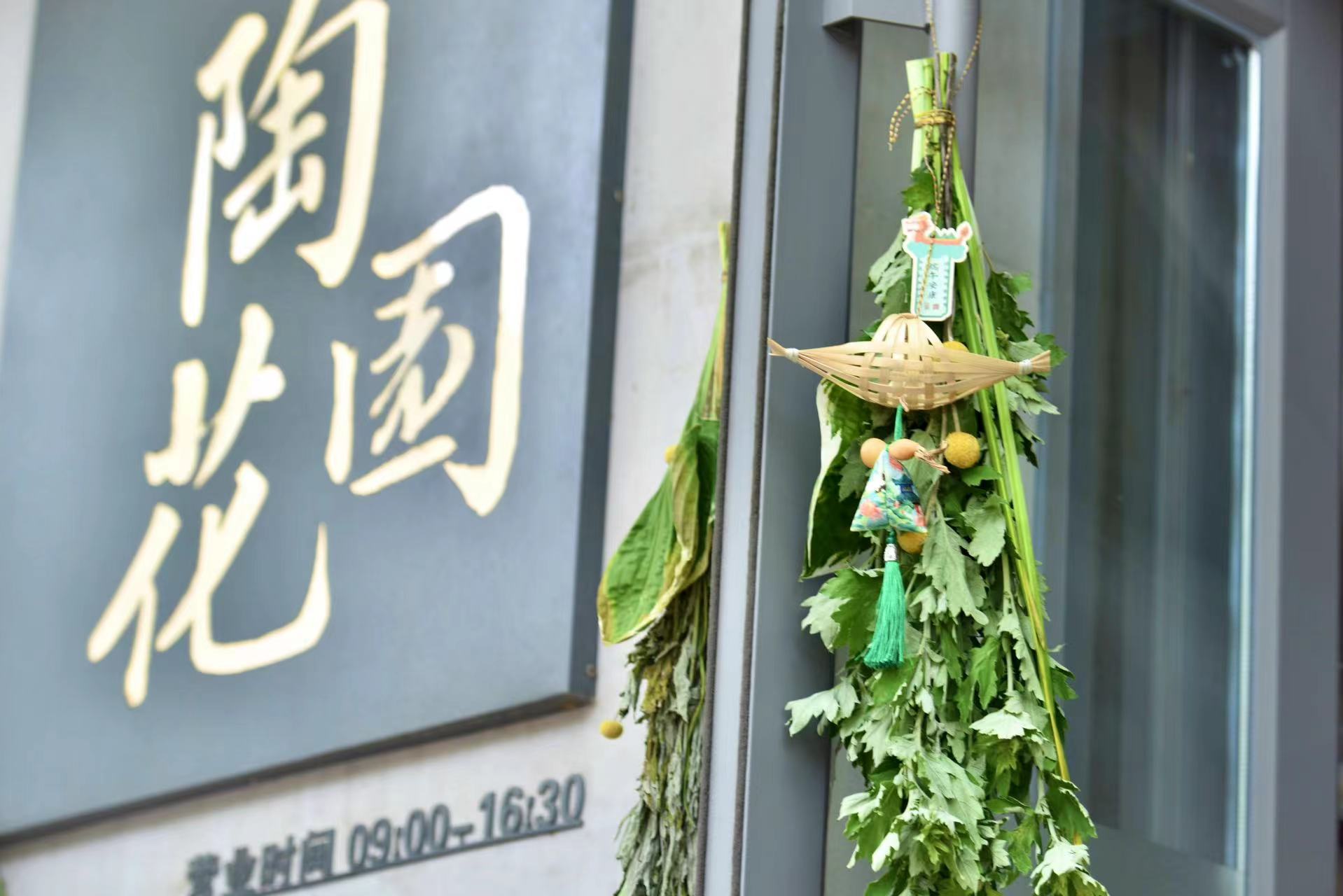 陶然亭公园推出特色活动迎端午游客可体验手绘团扇、编五彩绳