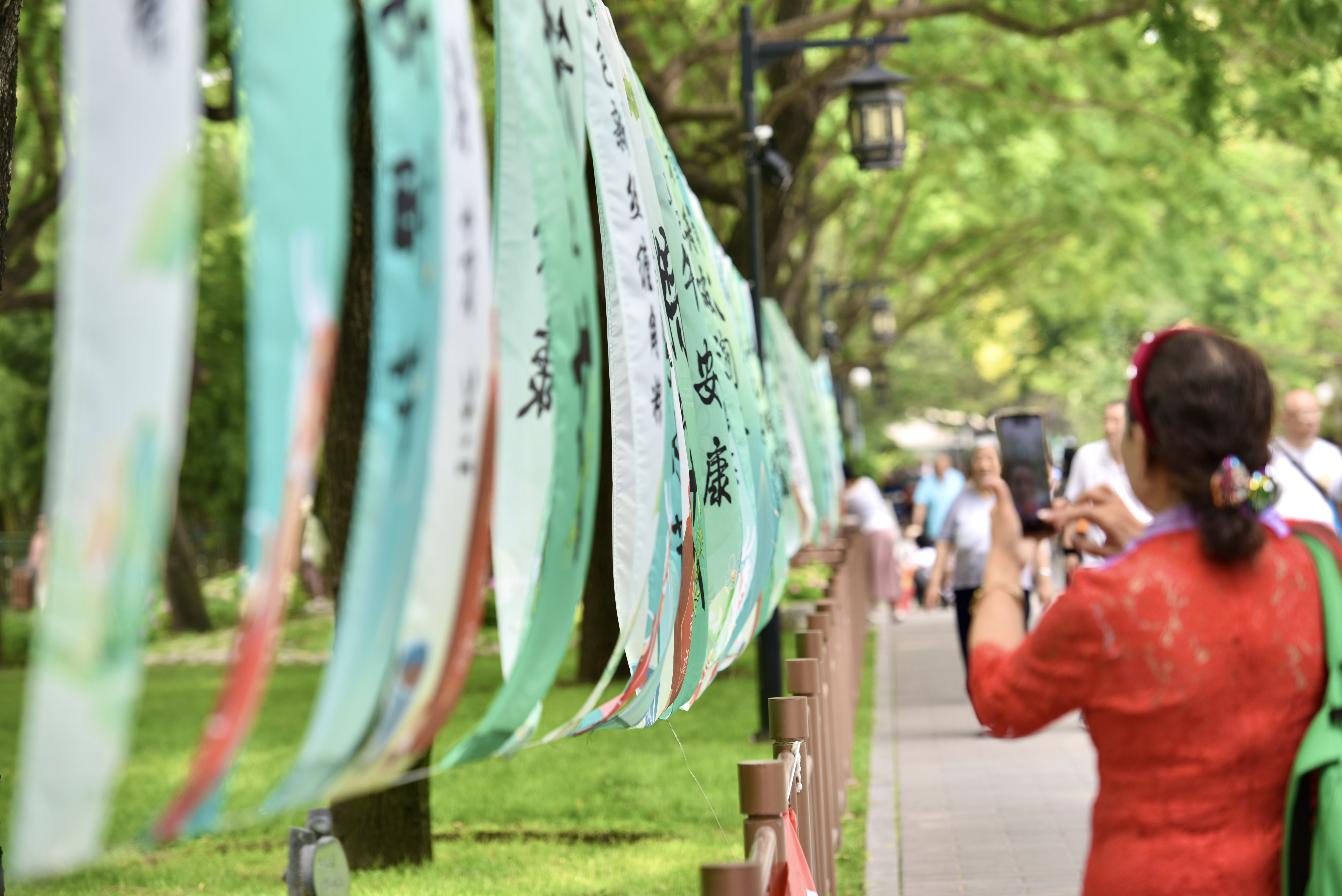 陶然亭公园推出特色活动迎端午游客可体验手绘团扇、编五彩绳(图2)