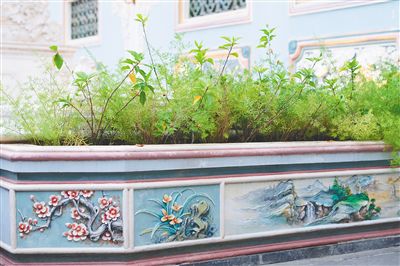 文昌灰塑：刀堆手绘描出万紫千红(图2)