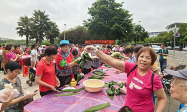 包粽子、游园、手绘……社区居民欢聚一堂迎端午