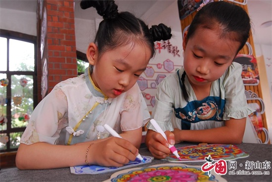 青岛即墨：多彩实践课巧手绘扇面