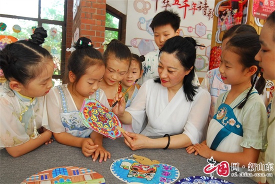 青岛即墨：多彩实践课巧手绘扇面(图3)