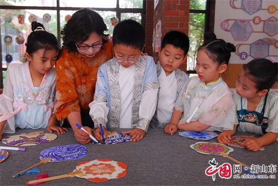 青岛即墨：多彩实践课巧手绘扇面(图2)