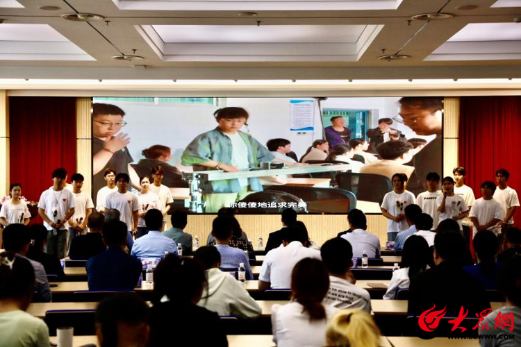 青岛大学文学与新闻传播学院举办2024届影视系优秀毕业作品展映活动暨青岛大学东唐数字影视产业学院揭牌仪式