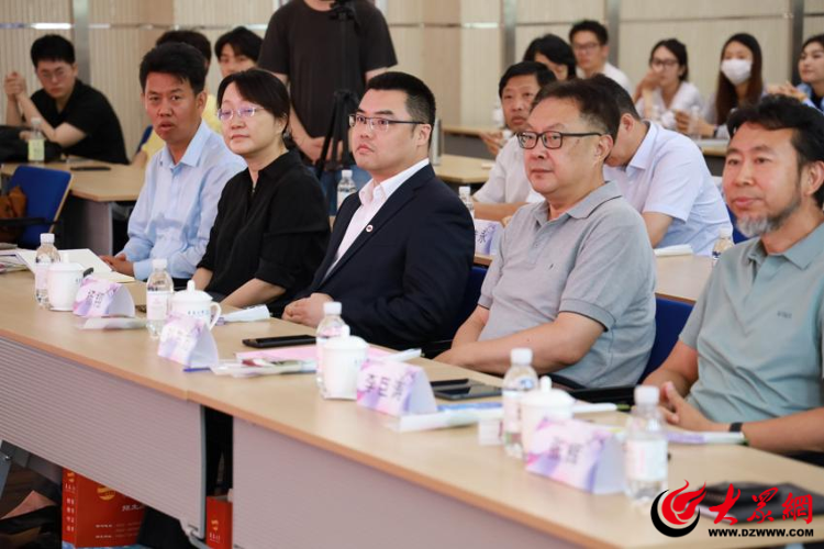 青岛大学文学与新闻传播学院举办2024届影视系优秀毕业作品展映活动暨青岛大学东唐数字影视产业学院揭牌仪式(图2)