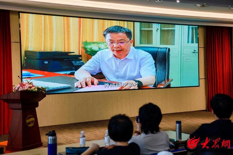 青岛大学文学与新闻传播学院举办2024届影视系优秀毕业作品展映活动暨青岛大学东唐数字影视产业学院揭牌仪式(图4)