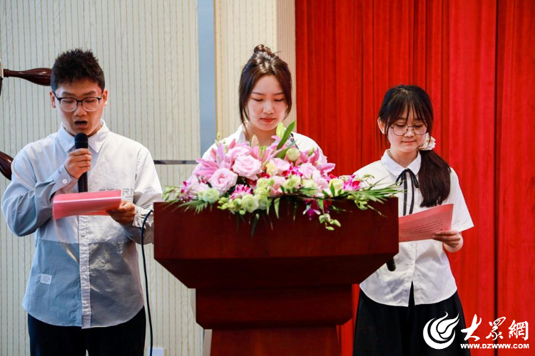 青岛大学文学与新闻传播学院举办2024届影视系优秀毕业作品展映活动暨青岛大学东唐数字影视产业学院揭牌仪式(图6)