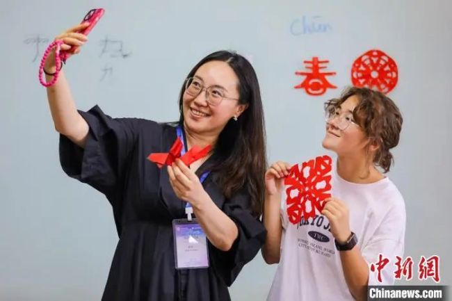 中国新闻网聚焦青岛恒星科技学院中俄青岛夏令营开展情况(图2)