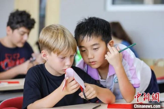 中国新闻网聚焦青岛恒星科技学院中俄青岛夏令营开展情况(图3)