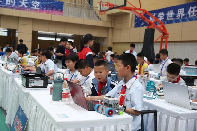 宝鸡市2024年学生信息素养提升实践活动暨第三届中小学生创客大赛在渭滨区成功举办(图3)