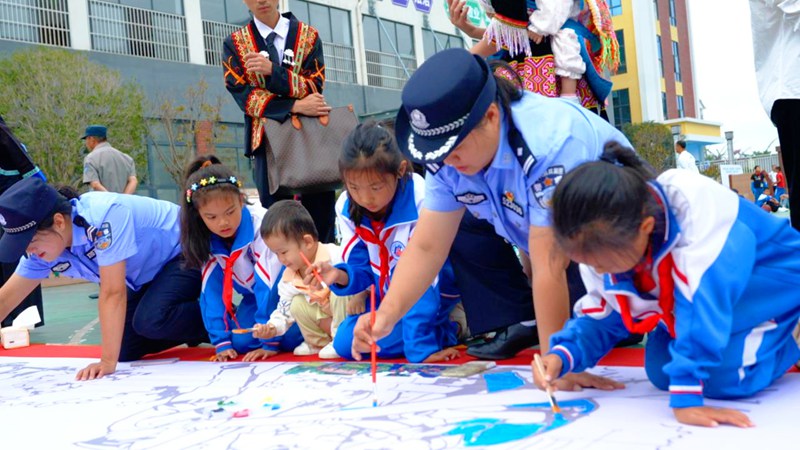 镇宁五小开展千人携手绘瀑乡活动(图3)