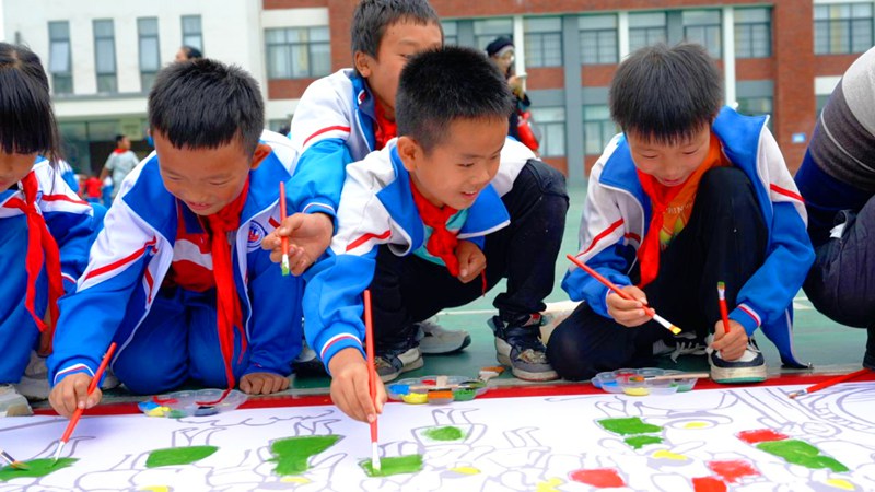 镇宁五小开展千人携手绘瀑乡活动(图2)