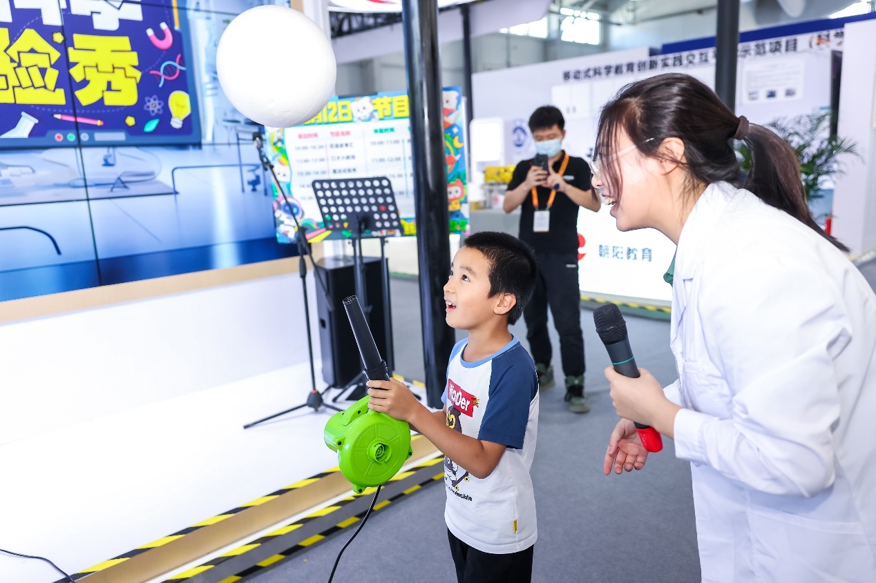 新东方亮相2024服贸会展示科技赋能教育创新成果(图3)