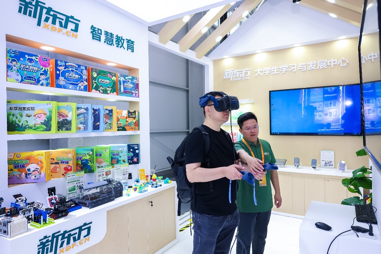 新东方亮相2024服贸会展示科技赋能教育创新成果(图4)