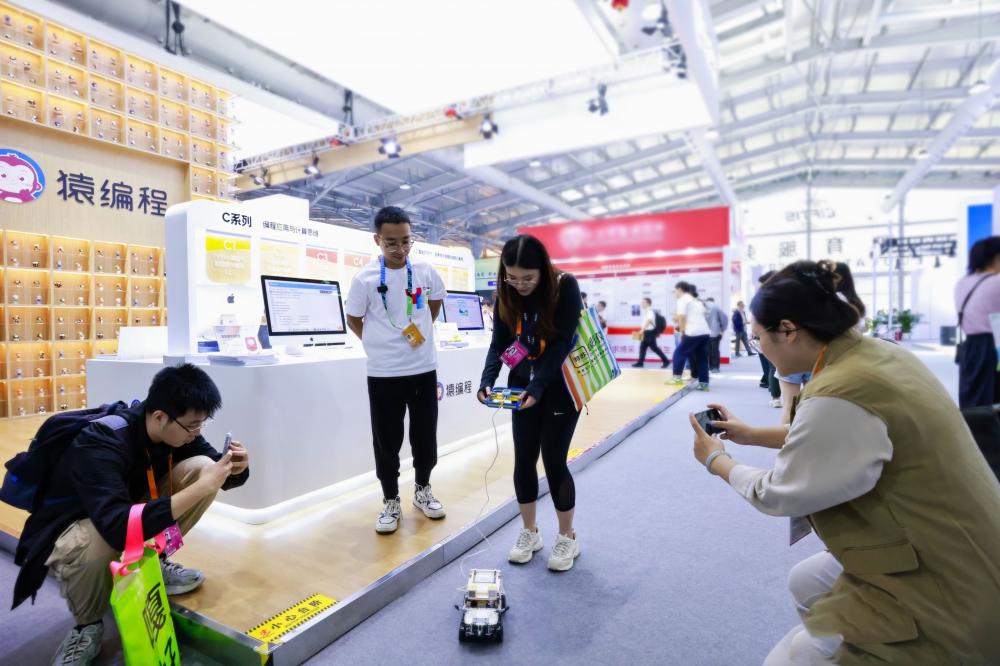 剧场式AI课堂“搬”进2024服贸会猿编程培养人工智能时代下的科技少年(图3)
