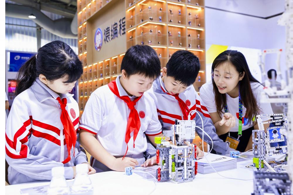 剧场式AI课堂“搬”进2024服贸会猿编程培养人工智能时代下的科技少年(图4)