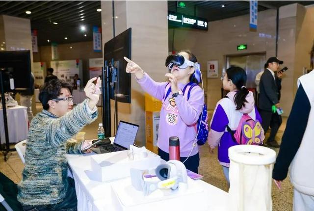 2024创客盛会暨“智炫”科技与艺术交流展示活动举行(图4)