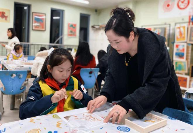 亲子艺趣彩绘心灵——都江堰市青年夜校手工玻璃画活动回顾(图6)