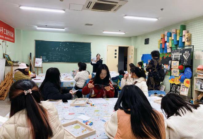 亲子艺趣彩绘心灵——都江堰市青年夜校手工玻璃画活动回顾(图2)