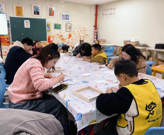 亲子艺趣彩绘心灵——都江堰市青年夜校手工玻璃画活动回顾(图3)