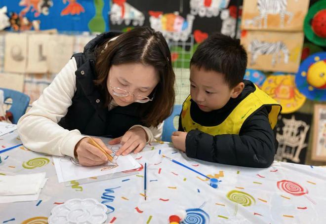 亲子艺趣彩绘心灵——都江堰市青年夜校手工玻璃画活动回顾(图4)