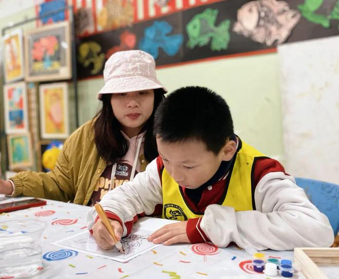 亲子艺趣彩绘心灵——都江堰市青年夜校手工玻璃画活动回顾(图5)