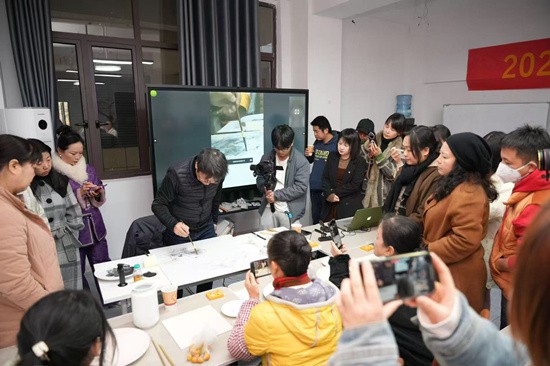 江西景德镇市高新区举办“工会帮就业”陶瓷绘画就业技能培训班(图1)