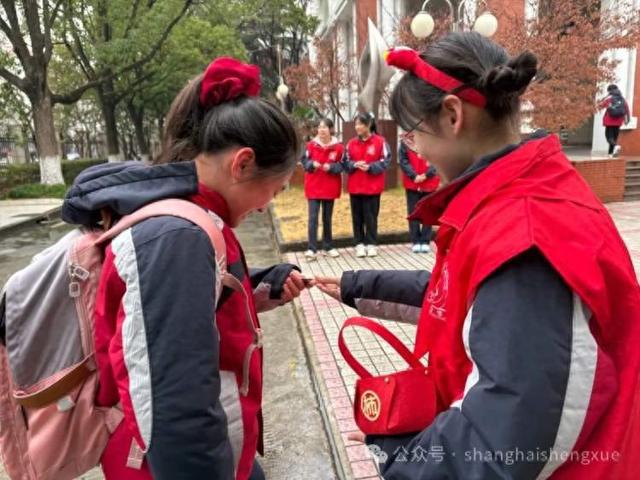 直击开学首日！“哪吒”迎新、非遗民俗秀…新学期名场面有你的学校吗？