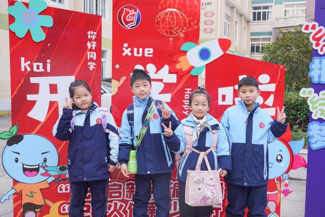 直击开学首日！“哪吒”迎新、非遗民俗秀…新学期名场面有你的学校吗？(图7)