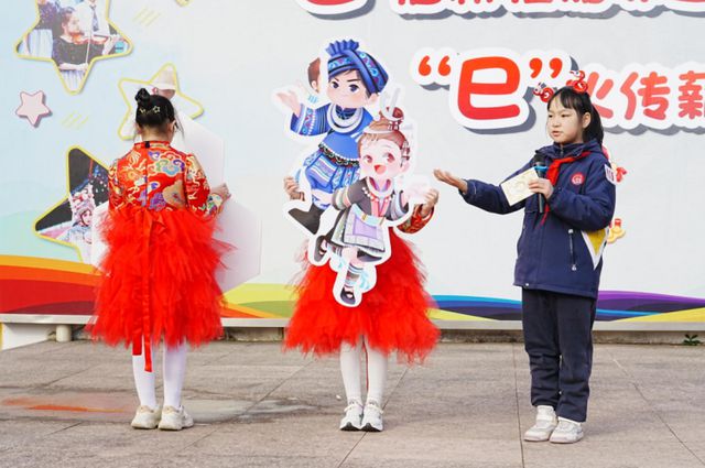 直击开学首日！“哪吒”迎新、非遗民俗秀…新学期名场面有你的学校吗？(图9)