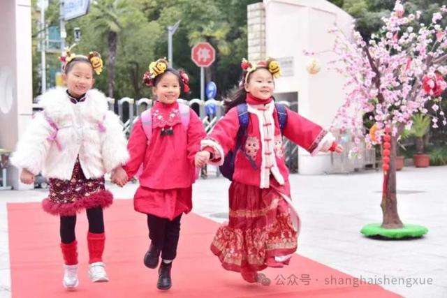 直击开学首日！“哪吒”迎新、非遗民俗秀…新学期名场面有你的学校吗？(图13)