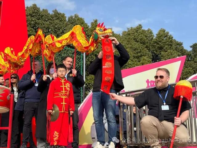 直击开学首日！“哪吒”迎新、非遗民俗秀…新学期名场面有你的学校吗？(图14)