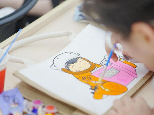 心灵手巧手绘包巾帼奋进展风采