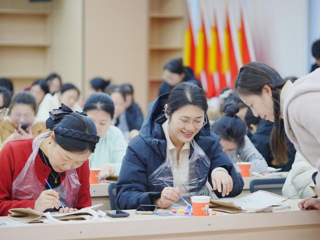 心灵手巧手绘包巾帼奋进展风采(图2)