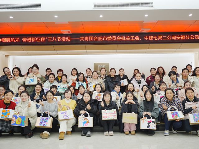 心灵手巧手绘包巾帼奋进展风采(图3)