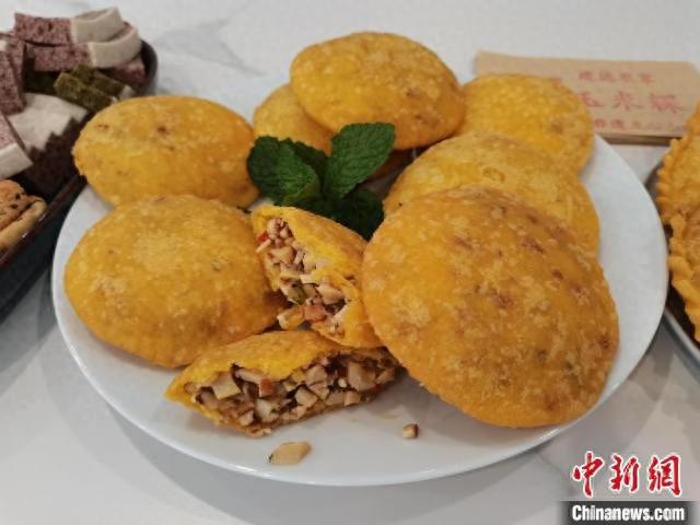 新春走基层）杭州乡村美食手艺人：金黄玉米粿点亮“美滋滋”生活(图1)