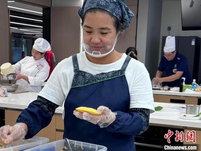 新春走基层）杭州乡村美食手艺人：金黄玉米粿点亮“美滋滋”生活(图2)