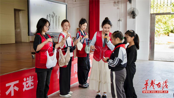 长沙幼师高专学子喻婧怡：以设计之笔绘就青春担当的“斜杠青年”