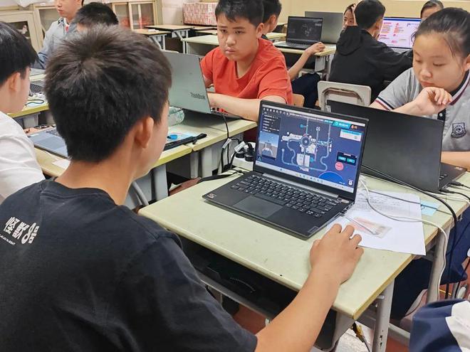 长宁少科站组织学生“无人驾驶”智创活动点亮孩子科技梦
