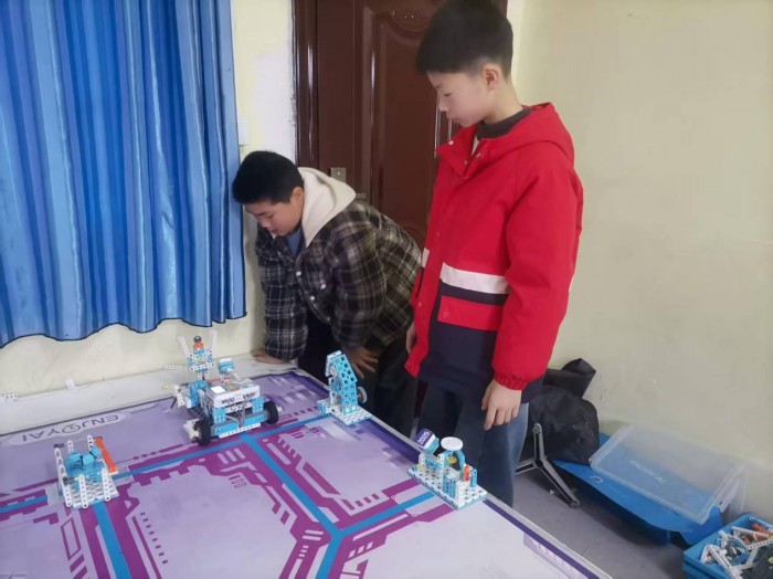 科技筑梦创新成长——潜山市油坝中心小学机器人创客活动